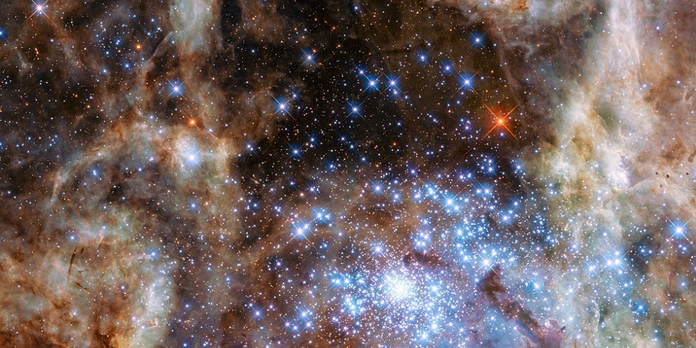 Hubble-opname van het centrale deel van de Tarantulanevel, rechtsonder is de sterrenhoop R136 te zien