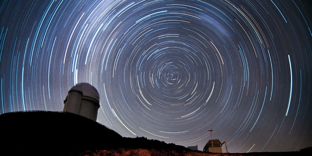 Foto met lange belichtingstijd van de sterren rondom de zuidelijke hemelpool.