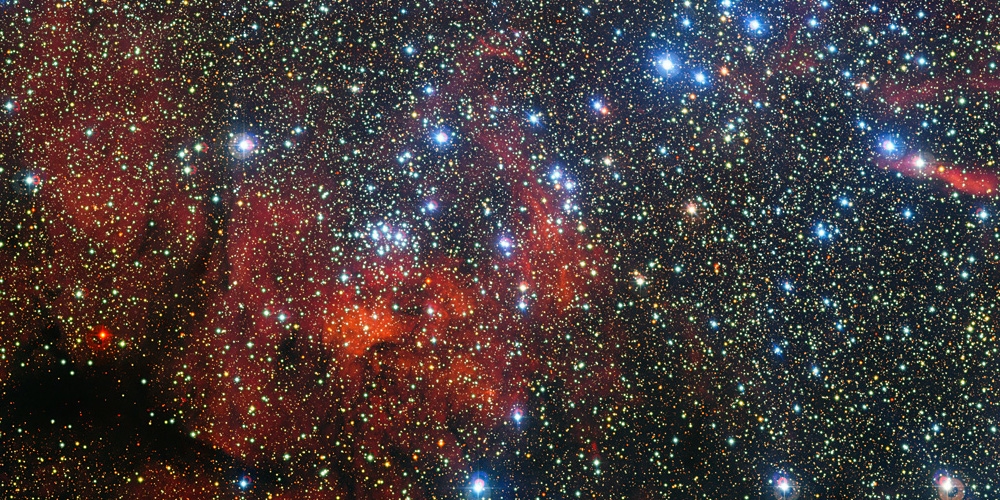 Deze kleurrijke nieuwe opname, gemaakt met de 2,2-meter MPG/ESO-telescoop van de ESO-sterrenwacht op La Silla in Chili, toont de sterrenhoop NGC 3590