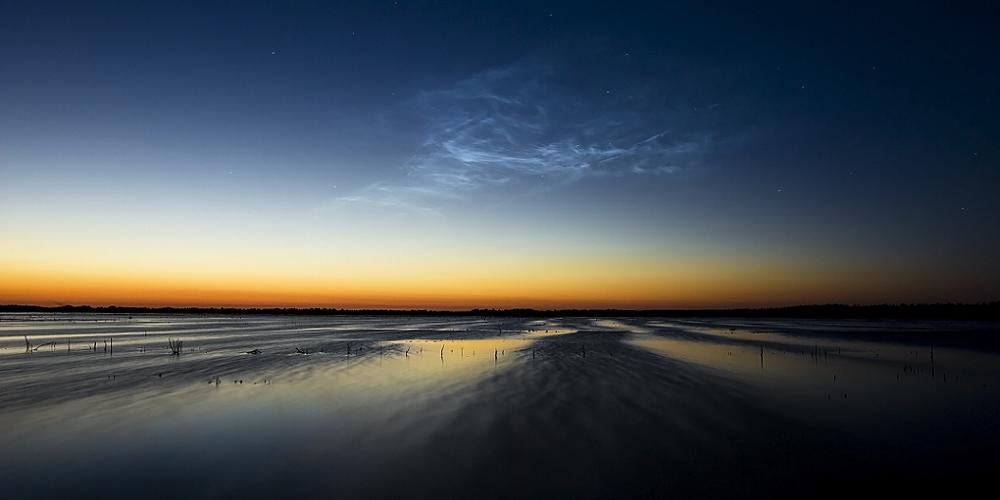 Oplichtende nachtwolken boven Nederland