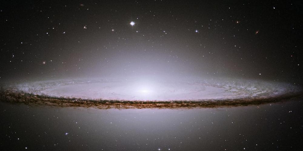 De bekende Sombreronevel is een spiraalvormig sterrenstelsel