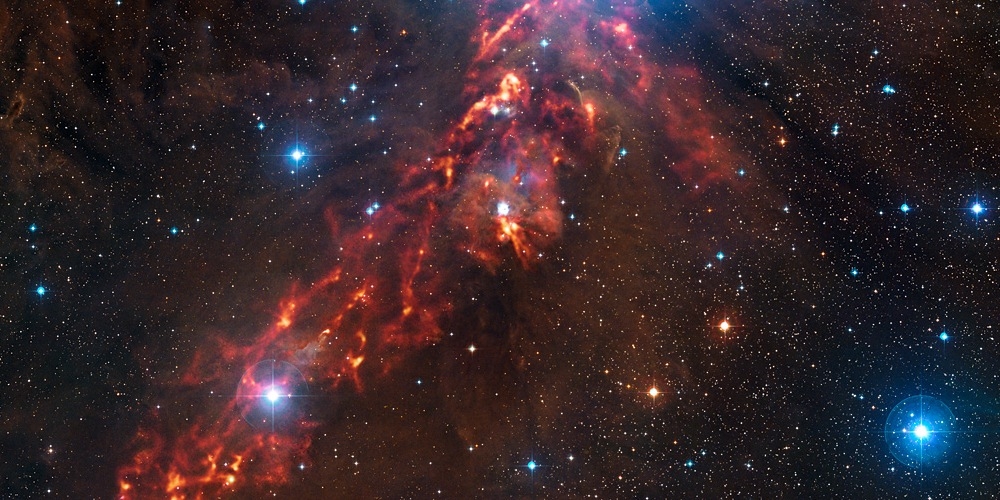 Op deze nieuwe opname van kosmische wolken in het sterrenbeeld Orion is een soort vurig lint te zien