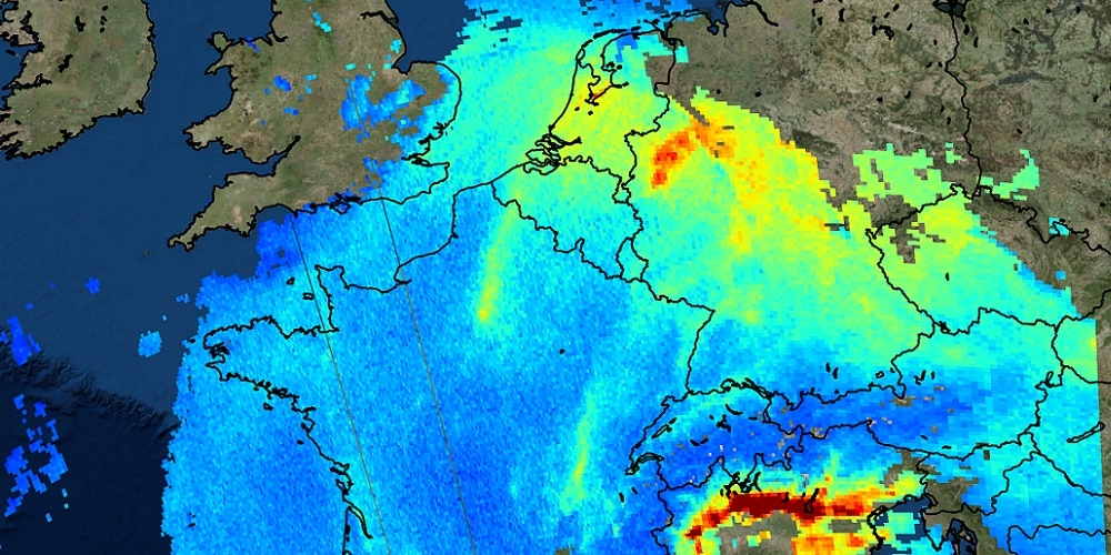 De hoeveelheid stikstofdioxide in de atmosfeer boven Europa.