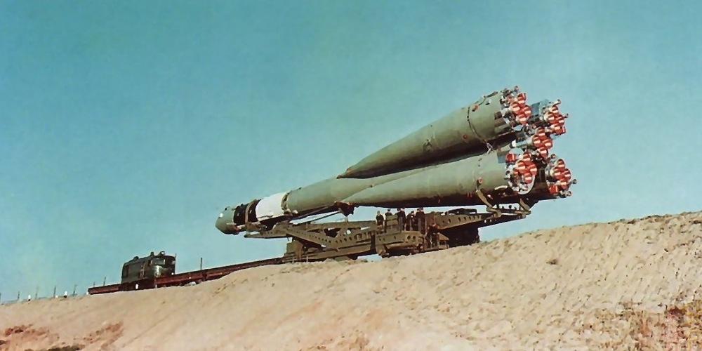 De Voskhod 1 ruimtecapsule wordt met zijn raket overgebracht naar het lanceercomplex