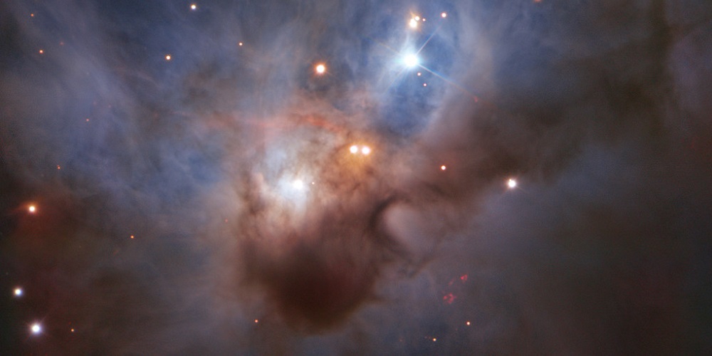 Verscholen in een van de donkerste krochten van het sterrenbeeld Orion, spreidt deze Kosmische Vleermuis zijn wazige vleugels uit over een afstand van tweeduizend lichtjaar. 