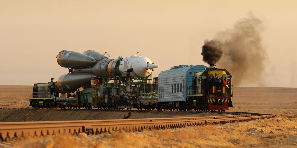 Transport van een Sojoez raket op de Bajkonoer lanceerbasis in Kazachstan