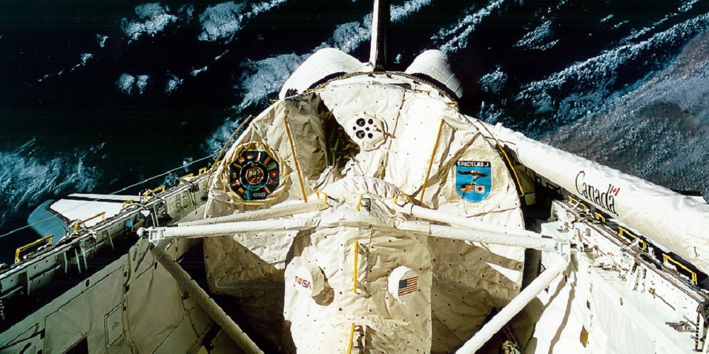 Het Spacelab ruimtelabo in het vrachtruim van het ruimteveer.