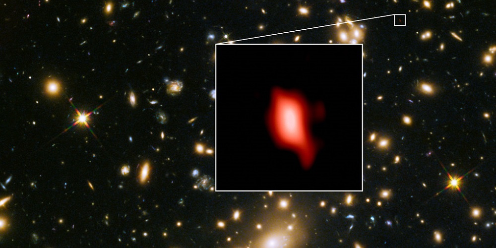 Deze foto van de cluster van sterrenstelsels MACS J1149.5+2223 is gemaakt met de Hubble-ruimtetelescoop van NASA en ESA. 