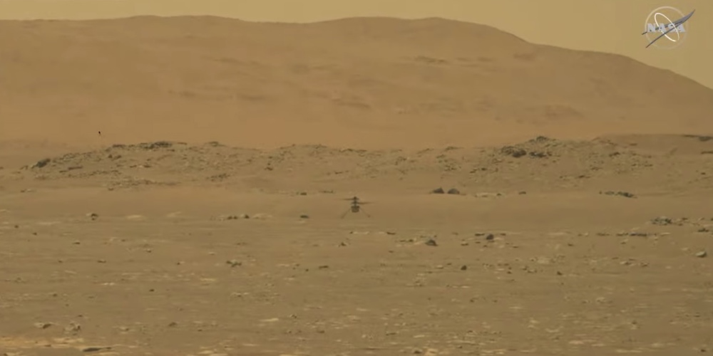 De eerste beelden gemaakt door de Marsrover Perseverance van de vliegende helikopter Ingenuity! 