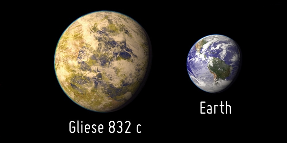 Artistieke impressie van de exoplaneet Gliese 832 c in vergelijking met de Aarde