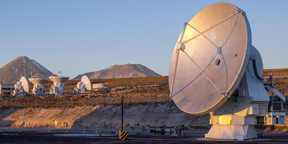 Deze foto toont de laatste antenne van de Atacama Large Millimeter/submillimeter Array (ALMA)