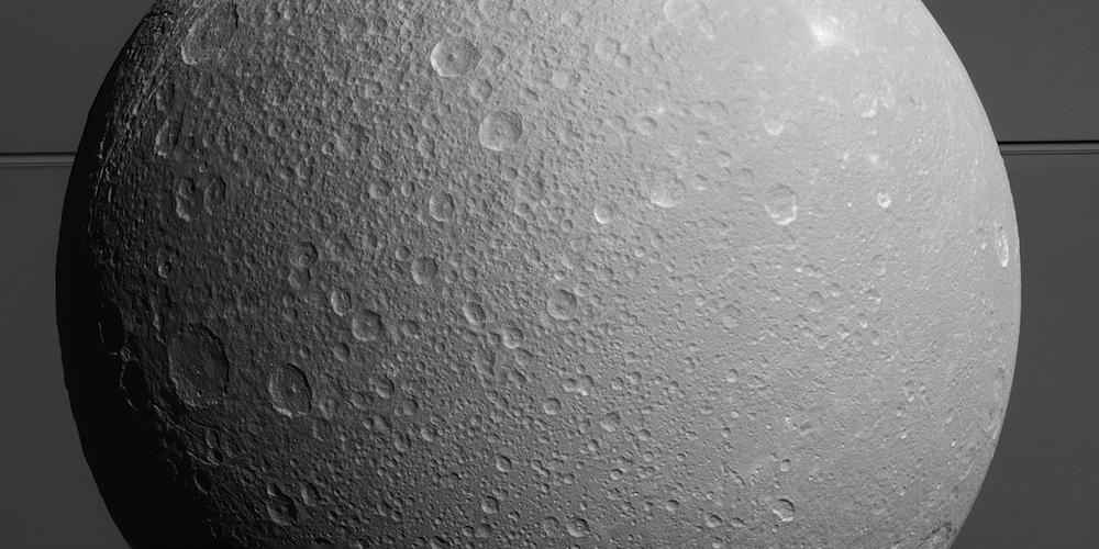 Gedetailleerde opname van het oppervlak van de Saturnusmaan Dione
