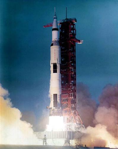Lancering van de Saturn V met bovenaan de Apollo 9 ruimtecapsule