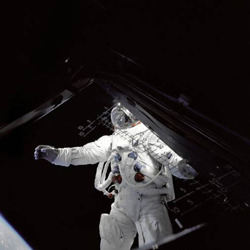 Astronaut Schweickart hangt buiten de LEM maanlander