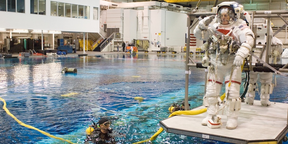 Een kijkje in het bad van het Neutral Bouyancy Laboratory