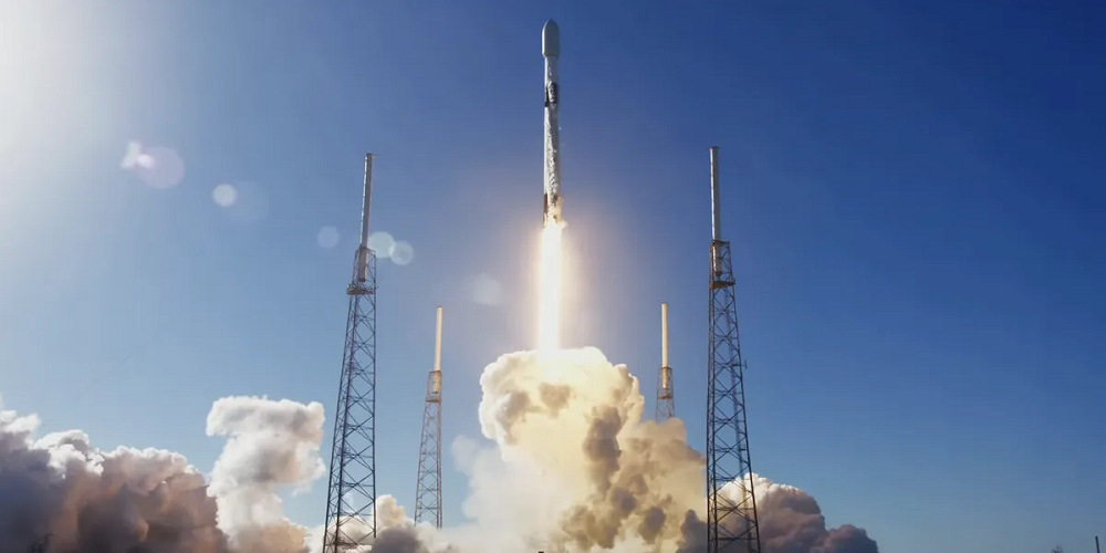SpaceX mette in orbita 114 satelliti durante il suo 200° lancio